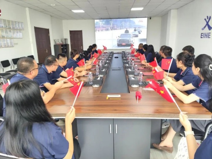 Eihe Steel түзүмүнүн тобу 93-аскердик параддын түз эфирин уюштурган