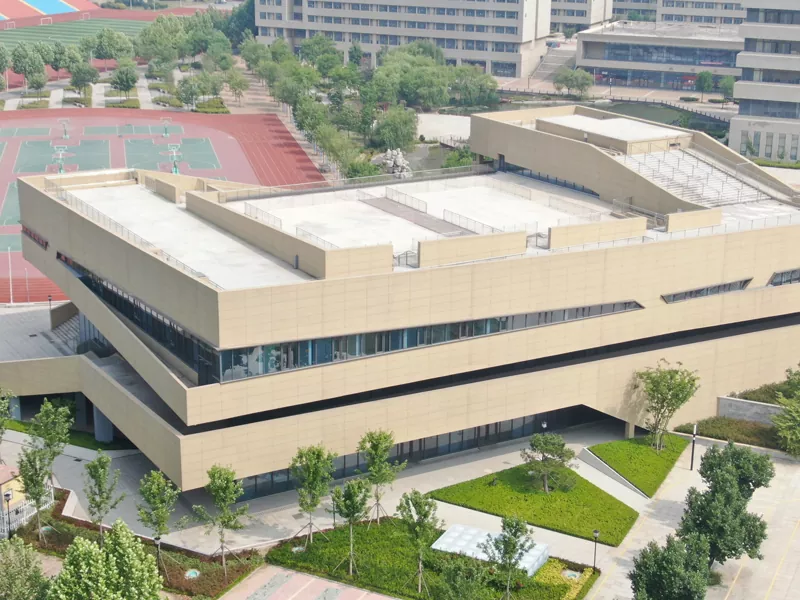 Кийинки кампус долбооруңуз үчүн эмне үчүн мектептин темир имаратын тандадыңыз?