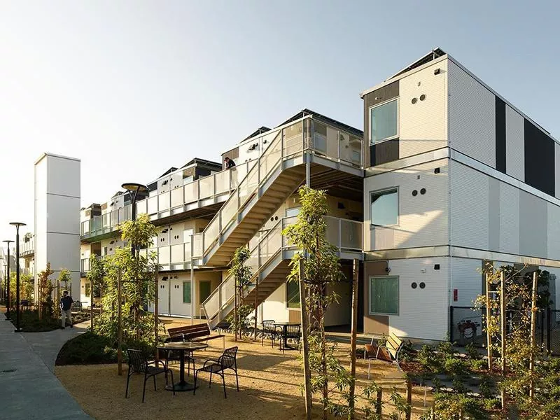 Көп кабаттуу окуялар камтылган контейнер үйлөр